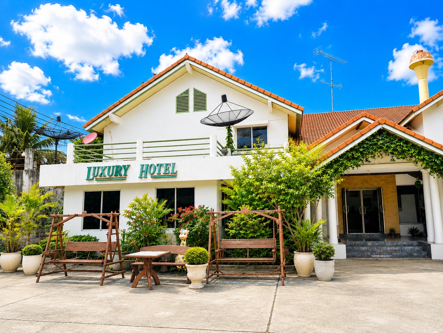 ด้านหน้า Luxury Hotel กาญจนบุรี พร้อมสวนและระเบียงพักผ่อน