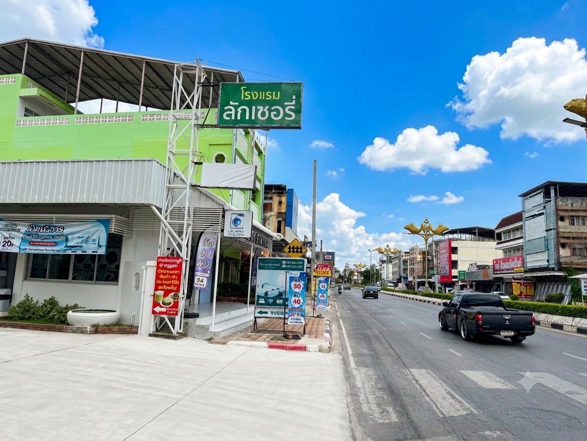 ป้ายโรงแรมลักเซอรี่ ริมถนนแสงชูโต กาญจนบุรี